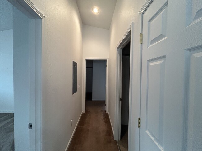 Building Photo - 15 Fairway Dr