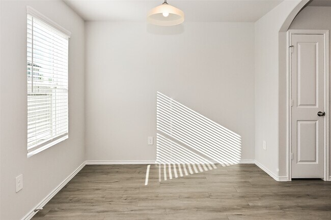 Building Photo - 4911 Sweet Chestnut Ln