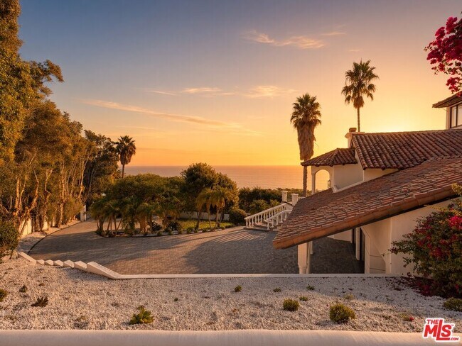Building Photo - 3909 Villa Costera
