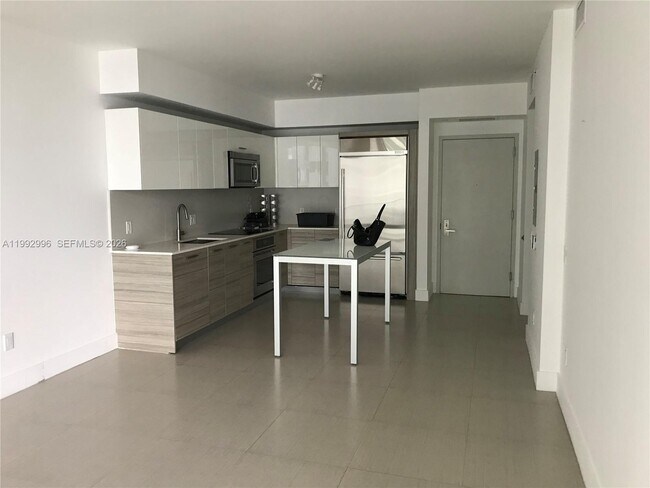 Building Photo - 1300 Brickell Bay Dr