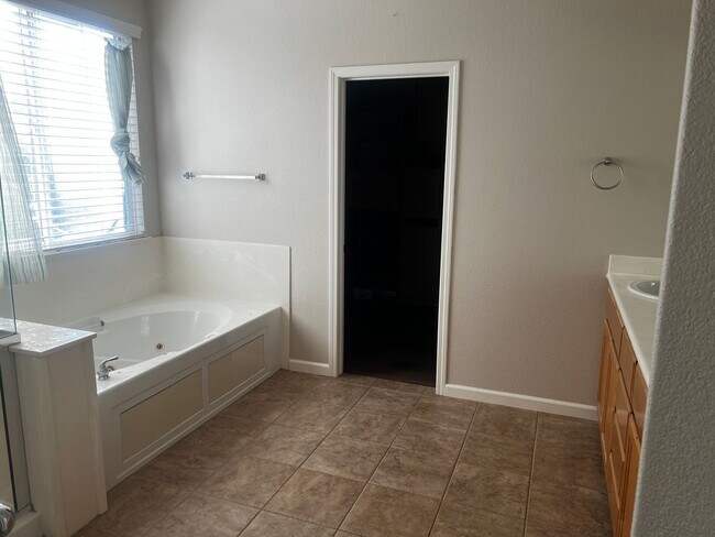 Building Photo - Large, Beautiful Shadow Lakes Home in Court Location