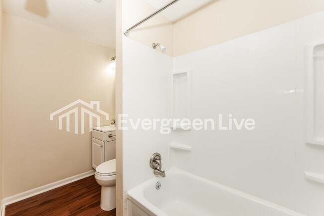 Building Photo - 5619 Shady Oak St