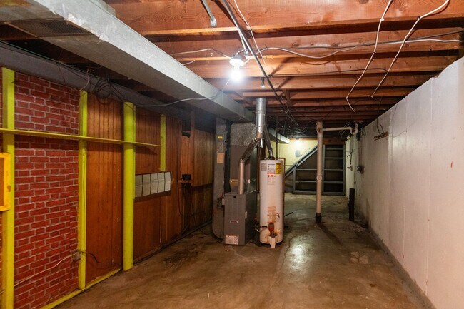Building Photo - Lovely 3 Bedroom, 1 Bathroom Home