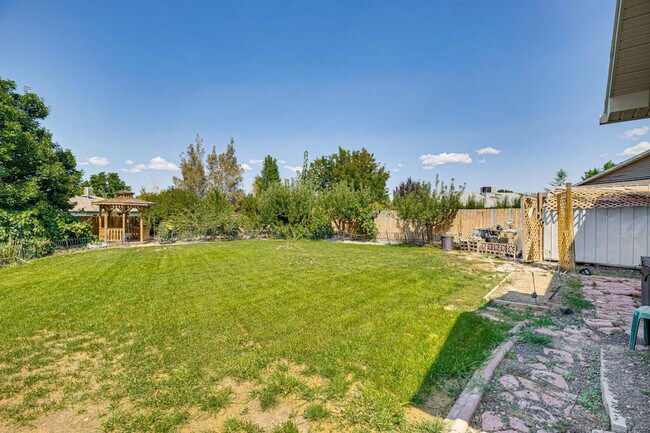 Building Photo - 367 N Lake Ct