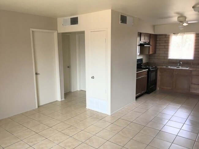 Building Photo - 426 E Navajo Rd