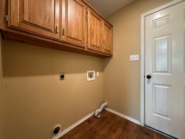 Building Photo - 2713 S.87th Drive-