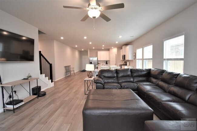 Building Photo - 10012 Deussen Ln