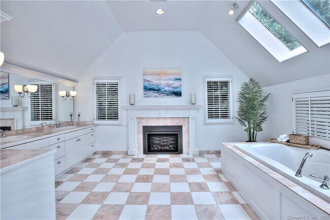 Building Photo - 30 Soundview Farm Rd