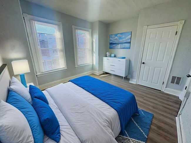 Building Photo - Refreshed 3bd/1bth House with Rear yard!!