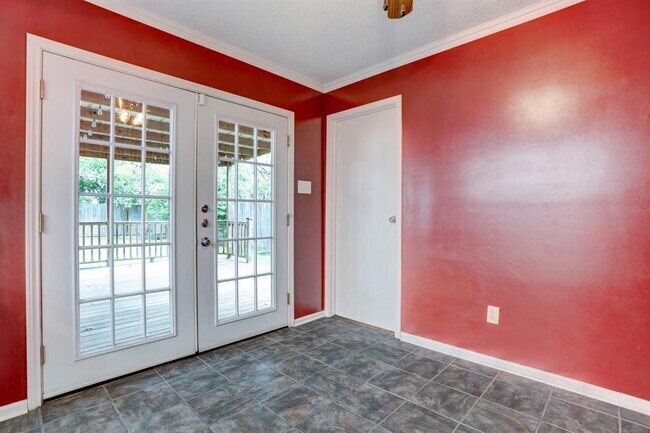 Building Photo - 15219 Silverman St