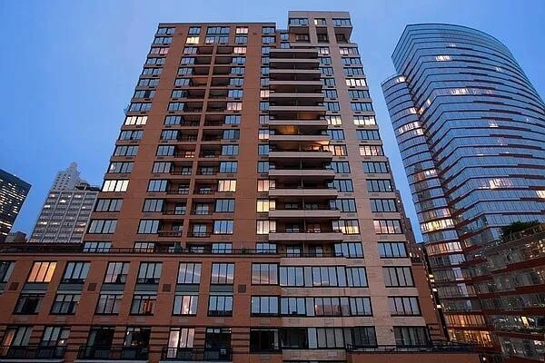 Building Photo - 99 Battery Pl