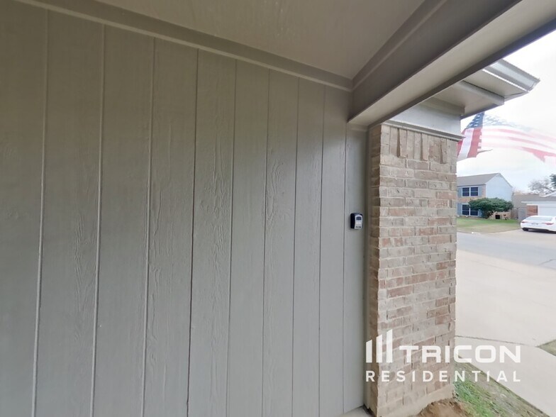 Building Photo - 2628 Dahlia Dr
