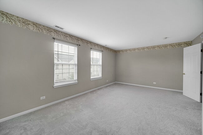 Building Photo - 62 E Clare Ct