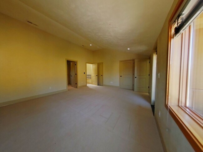 Building Photo - 2844-2854 Lord Byron Place