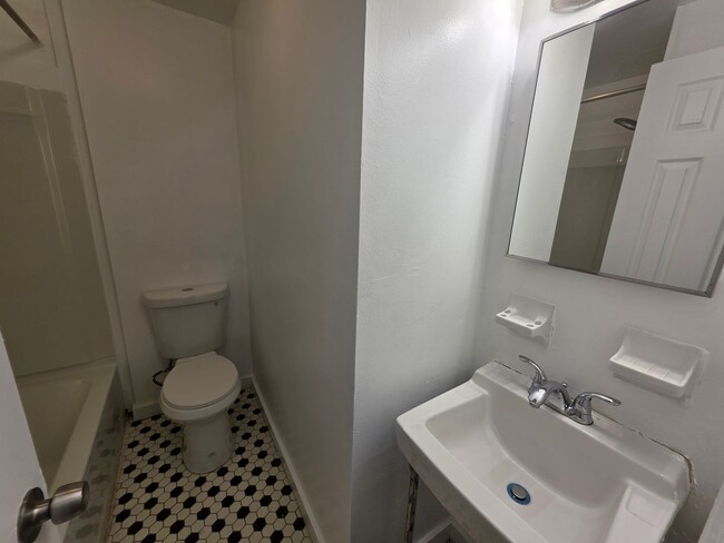 Building Photo - 2208 Lamotte St