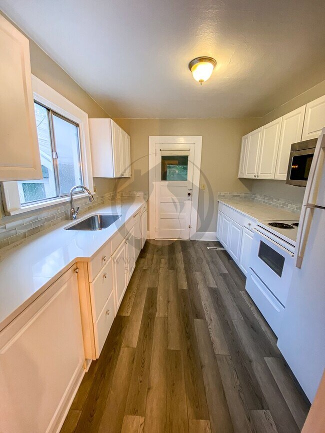 Building Photo - Cute Bungalow in NE Salem - Available Now