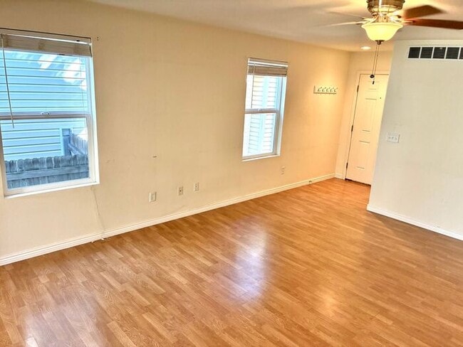 Building Photo - 3 Bedroom, 2.5 Bath Townhome with 2 Car At...