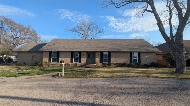 Primary Photo - Charming 3-Bed, 2-Bath Oasis on West 6th Street - Spacious 2,685 Sq Ft Home in McGregor, TX!