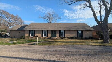 Building Photo - Charming 3-Bed, 2-Bath Oasis on West 6th Street - Spacious 2,685 Sq Ft Home in McGregor, TX!