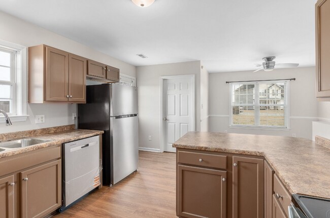 Building Photo - 131 Cherry Grove Dr