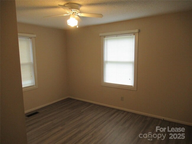 Building Photo - 106 E Klutz St