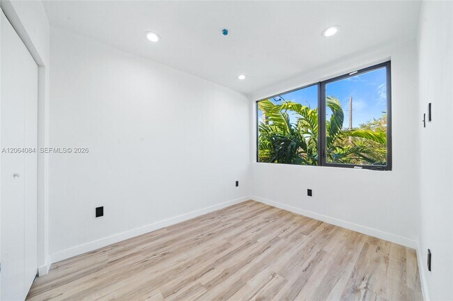 Building Photo - 11 NE 51st St
