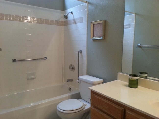 Building Photo - 2556 Du Bois Dr