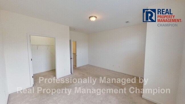 Building Photo - Fabulous Townhome in Heart of Leland