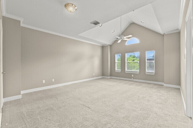 Building Photo - Charming 3-Bed, 2.5-Bath Home in the Heart of the Heights with Spacious Yard & Prime Location