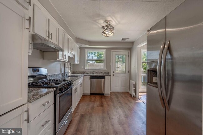 Building Photo - 360 Hollowbrook Dr