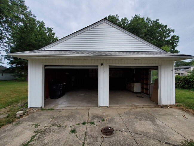 Building Photo - Charming 4-Bedroom Property in Prime Location