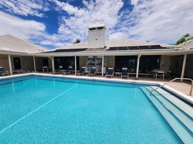 Building Photo - 160 Cypress Club Dr