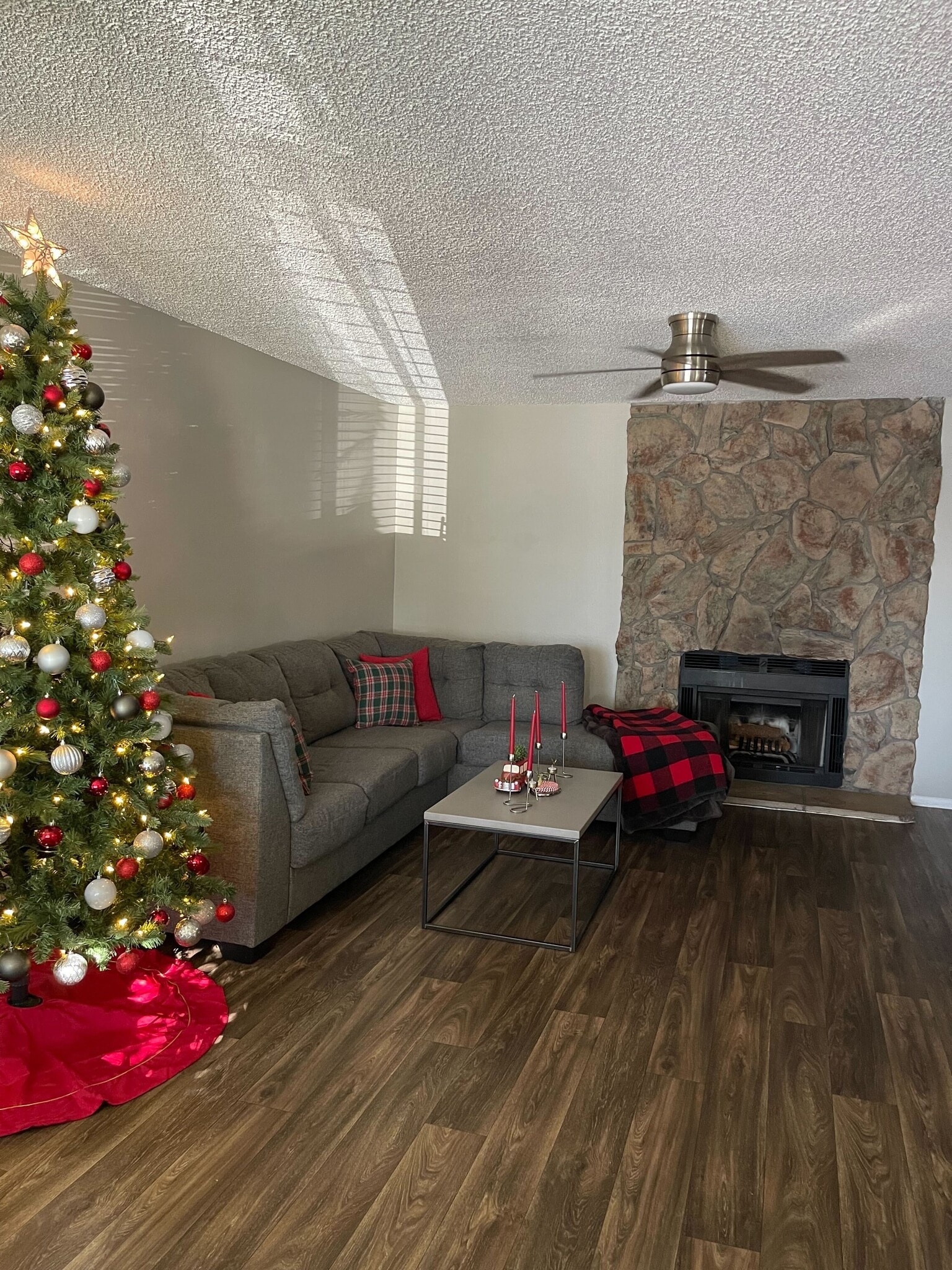 Building Photo - 850 S River Dr