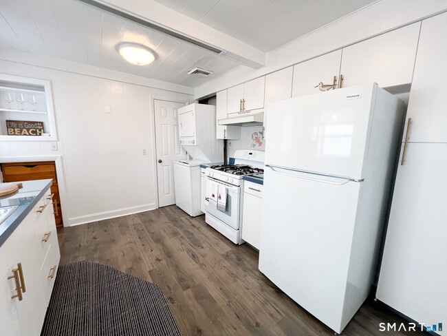 Building Photo - 54 Milesfield Ave