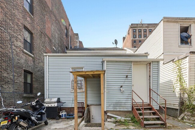 Building Photo - 110 Storms Ave