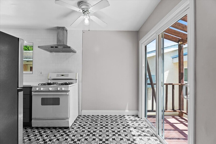 Building Photo - 4044 Huron Ave