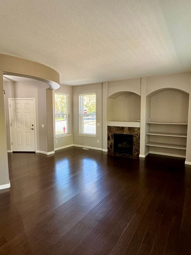 Building Photo - Large Beautiful 4 Bed, 2.5 Bath House!