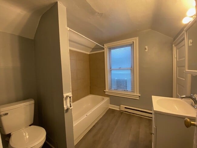 Building Photo - Two bedroom, one bathroom single home in D...