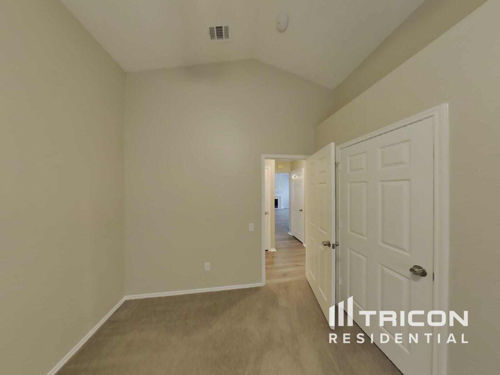 Building Photo - 2628 Dahlia Dr