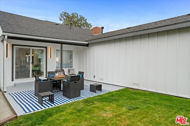 Building Photo - 5815 Saloma Ave