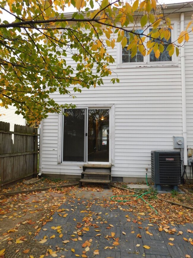 Building Photo - End Unit Townhouse!!