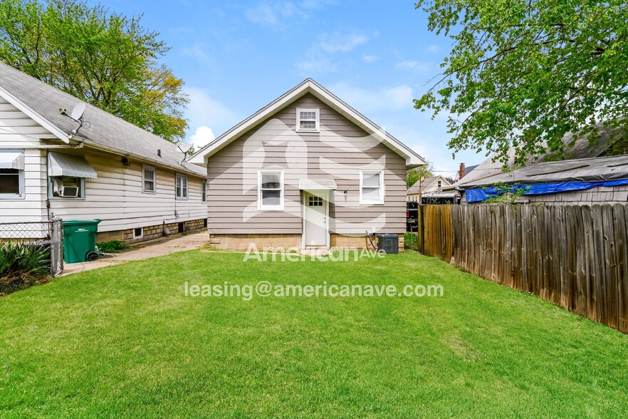 Building Photo - 2114 W Callender Ave