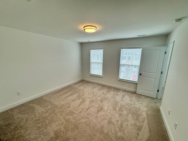 Building Photo - 13800 Village View Dr