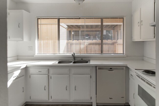 Building Photo - 3 bedroom, 1.5 bathroom townhome