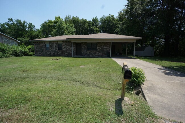 Building Photo - Nice 3 bed 1.5 Bath house, total electric