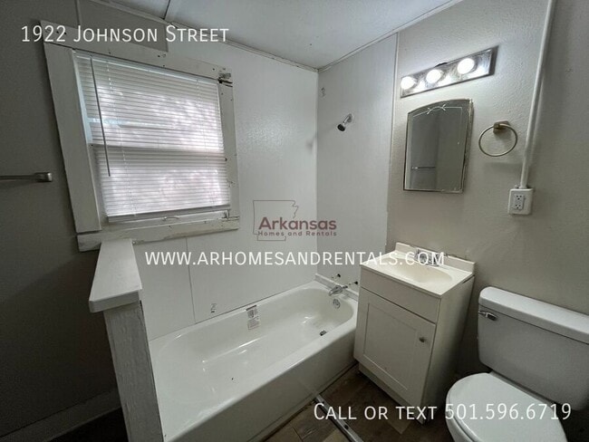 Building Photo - 1922 Johnson St