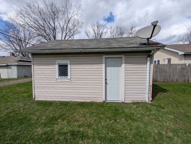 Building Photo - Spacious 3-Bedroom, 1.5-Bathroom Home with Garage – $1,550/Month - Accepting Section 8