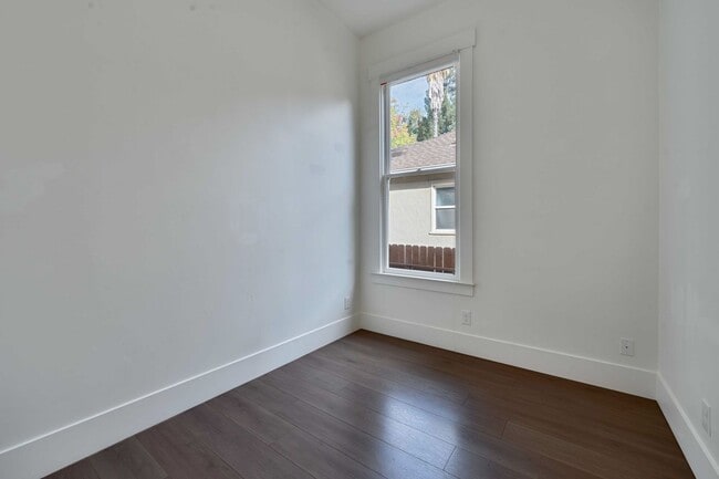 Building Photo - Fully Updated 2BR/2BA Victorian with Priva...