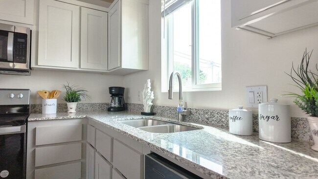 Building Photo - Newer West Sac Home