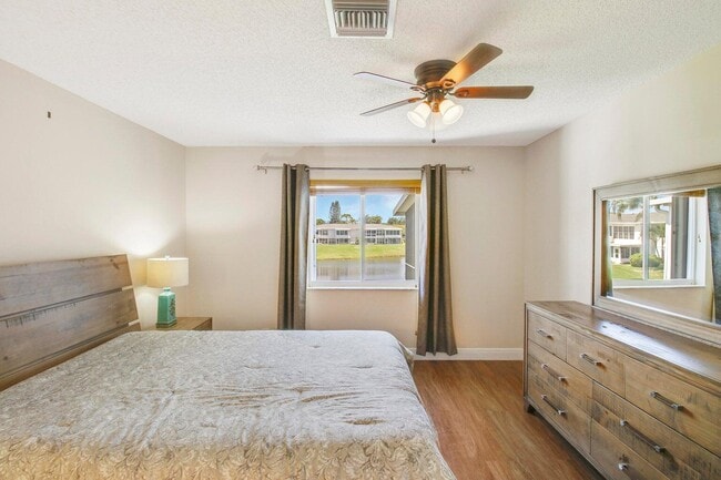 Building Photo - 2730 SW 13th St